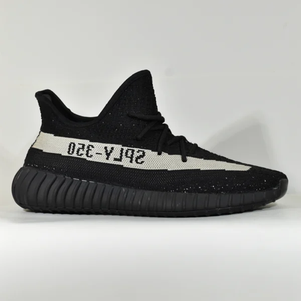 Yeezy 350 – Negro Blanco
