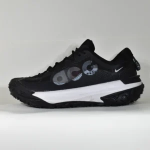 Nike ACG – Negro Blanco